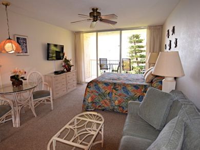 Lahaina Beachfront  Studio Communal Pool Sleeps Three Guests